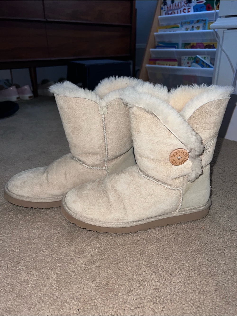 UGG Australia Bailey Button Shearling lined Boots in Cream- size 8